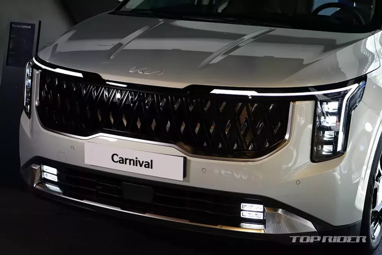 Tiếp theo đó là cản trước và đèn sương mù mới. Đèn sương mù được đặt ở hai bên hốc gió trung tâm thay vì nằm ở hai góc đầu xe như trước.