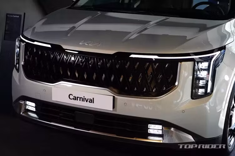 Tiếp theo đó là cản trước và đèn sương mù mới. Đèn sương mù được đặt ở hai bên hốc gió trung tâm thay vì nằm ở hai góc đầu xe như trước.