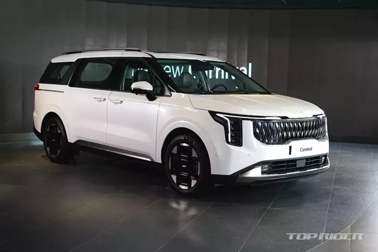 Vào ngày 7/11/2023, hãng Kia đã chính thức tung ra phiên bản nâng cấp giữa vòng đời của dòng xe Carnival tại thị trường nội địa Hàn Quốc. Tại xứ sở kim chi, mẫu MPV cỡ lớn này có tổng cộng 15 phiên bản và giá xe Kia Carnival 2024 hybrid dao động từ 34,7 - 49,75 triệu Won (khoảng 644 - 924 triệu đồng).