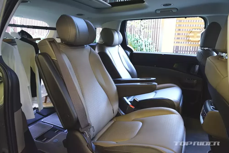 Ngoài ra, Kia Carnival mới còn có tính năng điều khiển bằng giọng nói đa vùng với câu lệnh "Hey Kia", ghế có tính năng massage (phiên bản 7 chỗ), dây đai an toàn tích hợp đèn ở hàng ghế thứ hai, kính lái cách âm 2 lớp kéo dài đến hàng ghế giữa, khóa kỹ thuật số Digital Key 2, cổng USB Type C, gương chiếu hậu kỹ thuật số, camera hành trình và hệ thống quét vân tay.