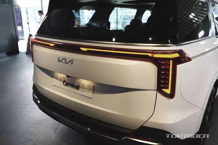 Ở phía sau, Kia Carnival 2024 được bổ sung cụm đèn hậu với thiết kế nằm dọc tương tự đèn pha và nối với nhau bằng dải đèn nằm vắt ngang đuôi xe. Ngoài đèn hậu, hãng Kia còn thay đổi cả thiết kế của cản sau và cửa cốp. Chưa hết, hãng Kia đã bổ sung gói ngoại thất Gravity mới cho mẫu MPV này.