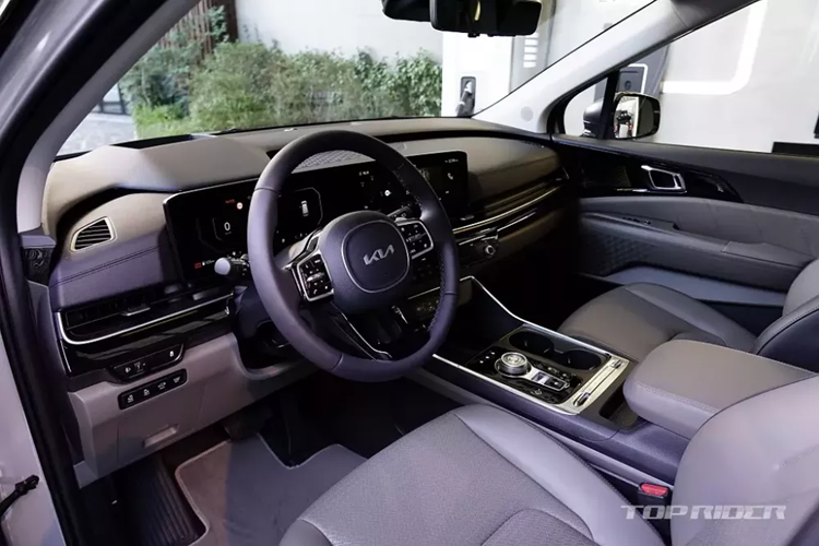 Cũng giống các mẫu xe đời mới khác của Kia, Carnival 2024 được trang bị màn hình cong trên mặt táp-lô, tích hợp bảng đồng hồ kỹ thuật số và màn hình cảm ứng trung tâm cùng có kích thước 12,3 inch. Màn hình mới này chẳng những mang đến cảm giác hiện đại hơn cho xe mà còn thể hiện sự liền mạch của nội thất.