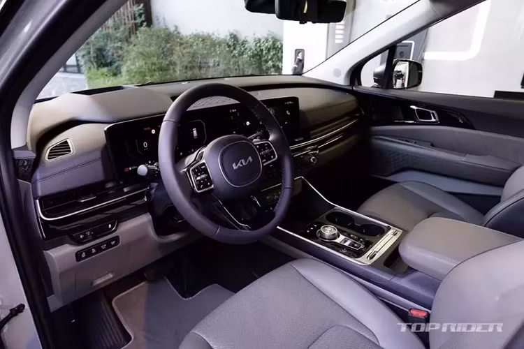 Cũng giống các mẫu xe đời mới khác của Kia, Carnival 2024 được trang bị màn hình cong trên mặt táp-lô, tích hợp bảng đồng hồ kỹ thuật số và màn hình cảm ứng trung tâm cùng có kích thước 12,3 inch. Màn hình mới này chẳng những mang đến cảm giác hiện đại hơn cho xe mà còn thể hiện sự liền mạch của nội thất.