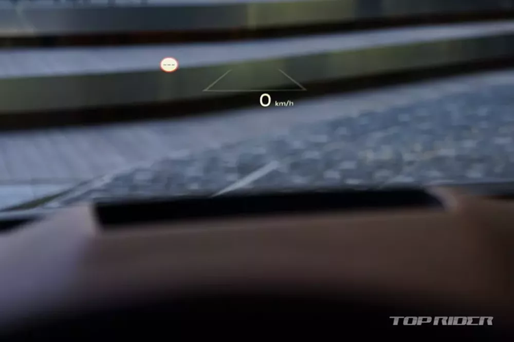 Hệ thống đèn viền trang trí nội thất mở rộng, tính năng cập nhật phần mềm qua Wifi, ghế lái Ergo Motion, ngăn chứa đồ dưới bệ tì tay có tính năng khử trùng bằng tia cực tím UV-C và màn hình hiển thị thông tin kính lái HUD cũng là những trang bị đáng chú ý của mẫu MPV cỡ lớn này.