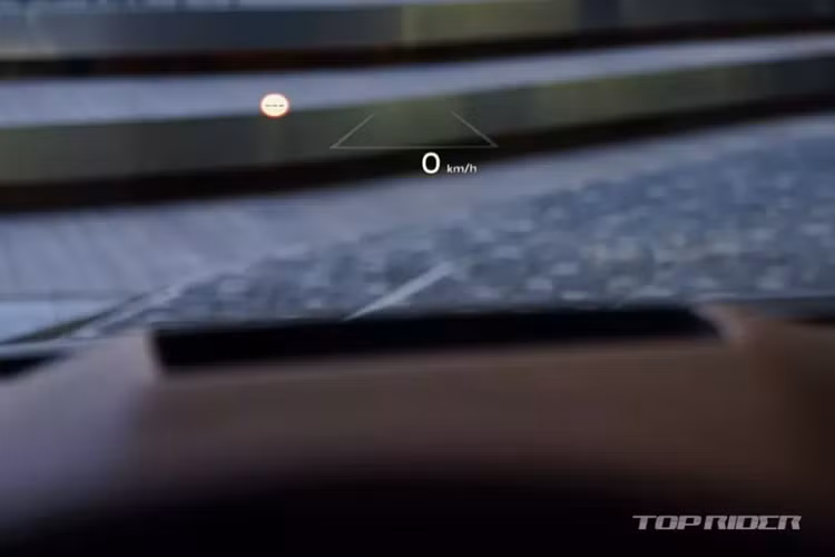 Hệ thống đèn viền trang trí nội thất mở rộng, tính năng cập nhật phần mềm qua Wifi, ghế lái Ergo Motion, ngăn chứa đồ dưới bệ tì tay có tính năng khử trùng bằng tia cực tím UV-C và màn hình hiển thị thông tin kính lái HUD cũng là những trang bị đáng chú ý của mẫu MPV cỡ lớn này.