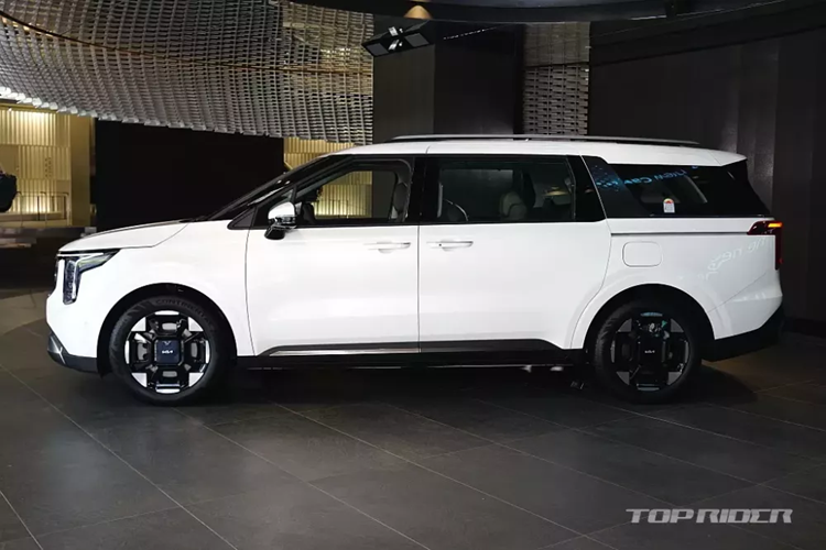 Không có gì bất ngờ khi khu vực bên sườn của Kia Carnival 2024 gần như giữ nguyên thiết kế, trừ vành la-zăng. Tùy theo phiên bản, xe sẽ dùng vành sơn màu đen hoặc phối 2 màu.
