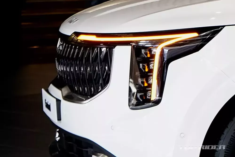 Ở hai bên lưới tản nhiệt là cụm đèn pha nằm dọc mới, tích hợp dải đèn LED định vị ban ngày kiêm đèn báo rẽ lấy cảm hứng thiết kế từ bản đồ sao. Dải đèn DRL mới này không chỉ bao quanh đèn pha mà còn ăn sâu vào bên trong lưới tản nhiệt, gợi liên tưởng đến Kia Sorento 2024.