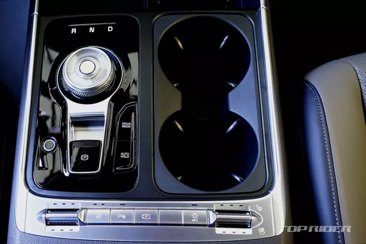 Nếu chi thêm tiền cho gói My Comfort, chủ xe sẽ nhận về hệ thống lọc không khí và giá để ly có thể hâm nóng/làm mát đồ uống. Với gói Smart Rear Seat Entertainment System, xe sẽ có thêm 2 màn hình gối HD 14,6 inch lắp ở lưng ghế trước.