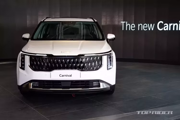 Như thông tin đã đưa trước đó, mẫu xe MPV Kia Carnival 2024 được áp dụng ngôn ngữ thiết kế mới của thương hiệu Hàn Quốc, tương tự những người anh em như Seltos, Morning, Sorento và K5. Điều này được thể hiện rõ qua khu vực đầu xe với lưới tản nhiệt "mũi hổ" mới, trang trí bằng những chi tiết mạ crôm bên trong.