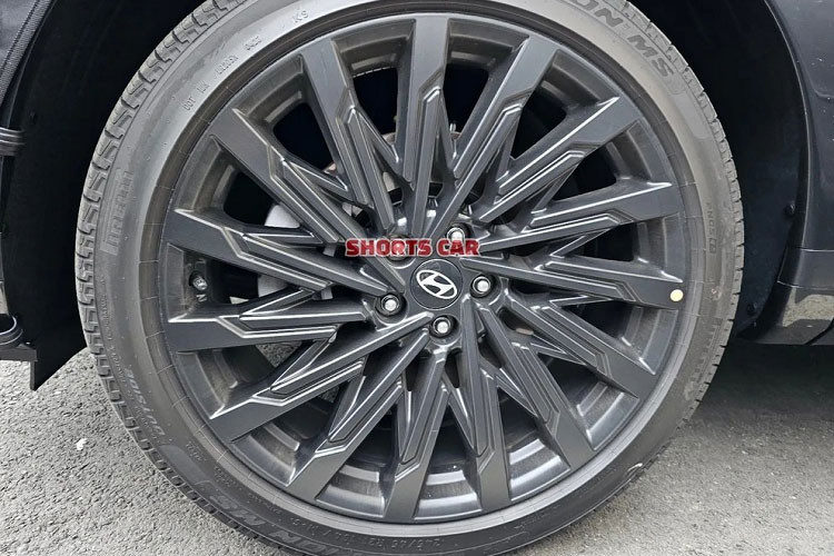 Ông Lee còn hé lộ thiết kế dải đèn LED định vị ban ngày của xe sẽ xuyên suốt và nằm vắt ngang trên đầu xe - điều này đã từng được áp dụng trên các mẫu xe mới của Hyundai như Accent, Sonata, Kona và Grandeur thế hệ mới.