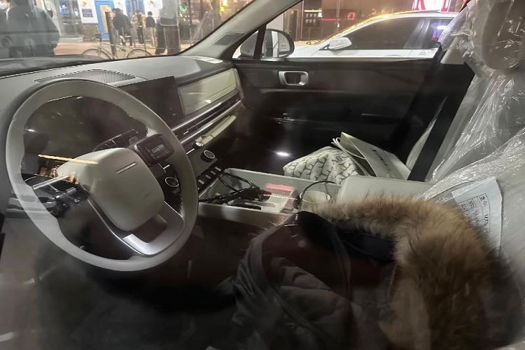 Trái ngược với cách tiếp cận thường thấy trong làng xe hơi, hãng Hyundai lại thiết kế nội thất từ cốp sau đi ngược lên trên. Bên cạnh đó, ông Lee còn tiết lộ việc cần số của Hyundai SantaFe 2024 sẽ được chuyển từ cụm điều khiển trung tâm lên vị trí sau vô lăng. Đây là phong cách thiết kế đã được áp dụng cho một số mẫu xe Hyundai đời mới như Kona 2024.