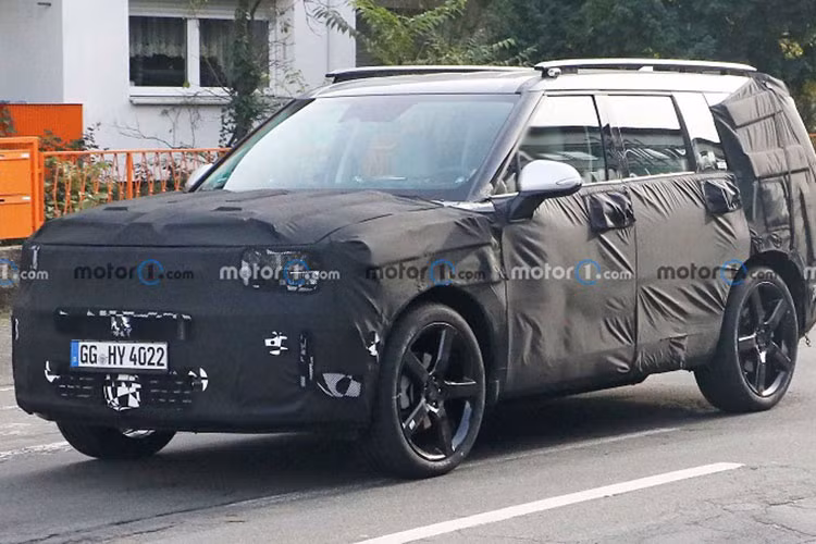 Trước SantaFe 2024, một số mẫu xe Hyundai đời mới khác cũng đã được áp dụng trang bị này như Sonata hay Grandeur. Tiếp theo đó là cửa gió điều hòa với thiết kế mượt mà, gợi liên tưởng đến Hyundai Palisade, màn hình cảm ứng để chỉnh điều hòa, hệ thống âm thanh Bose và 2 sạc điện thoại không dây.