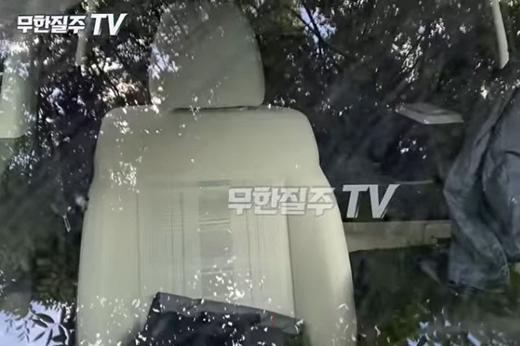 Ngoài ra, ông Lee còn giải thích về ý nghĩa của biểu tượng 4 dấu chấm trên vô lăng của xe. Hóa ra, 4 dấu chấm này là mã Morse cho chữ "H", thay cho logo thông thường của hãng Hyundai. Vô lăng của xe có thiết kế 3 chấu và khá giống loại dùng cho Hyundai Grandeur thế hệ mới.