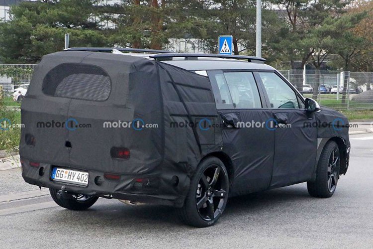 Về ngoại thất, mẫu SUV hạng trung nhà Hyundai có thiết kế đồ sộ và vuông vức, theo phong cách tương tự Land Rover Defender cũng như Discovery. Khu vực đầu xe được thiết kế thẳng đứng, đi kèm đèn pha LED chia thành 2 tầng và được bao quanh bằng cụm đèn LED định vị ban ngày hình chữ "H" mới.