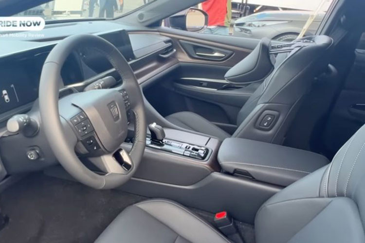 Bên trong cabin, Toyota Crown Sedan 2024 cung cấp cho khách hàng 2 tuỳ chọn màu nội thất là đen hoặc nâu đi cùng một số chi tiết ốp gỗ sang trọng. Các trang bị tiện ích có trên xe gồm: vô lăng 3 chấu tích hợp phím chức năng, bảng đồng hồ kỹ thuật số, màn hình cảm ứng trung tâm kích thước 12,3 inch, sạc điện thoại không dây, phanh tay điện tử, 2 ngăn đựng cốc, ghế phụ lái chỉnh điện,…