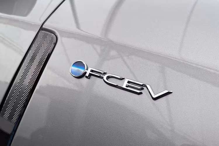 Di chuyển ra phía sau, Toyota Crown Sedan 2024 gây ấn tượng với thiết kế cụm đèn hậu LED mỏng, nằm vắt ngang hết bề rộng của đuôi xe. Tiếp đến là ốp màu đen, đèn phản quang nằm ngang khiến phần đuôi xe như rộng hơn và cánh gió đuôi nhỏ tích hợp vào cửa cốp.