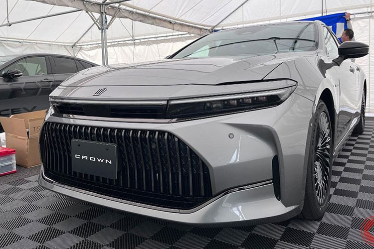 Ở bên hông, Toyota Crown Sedan 2024 được thiết kế những đường gân dập nổi thể thao. Ốp gương chiếu hậu, các cột bên sườn và nẹp nằm dọc sau chắn bùn trước đều được sơn đen tương phản với màu thân xe. Toyota Crown Sedan 2024 được trang bị bộ mâm kích thước 19 inch hoặc 20 inch, tùy phiên bản.