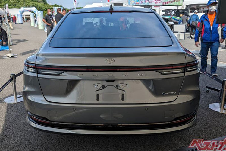 Toyota Crown Sedan 2024 được phát triển trên nền tảng kiến trúc TNGA-L của Toyota. Theo đó, xe có chiều dài 5.030 mm, rộng 1.890 mm và cao 1.470 mm, chiều dài cơ sở 3.000 mm. Số đo này của Toyota Crown Sedan 2024 “nhỉnh” hơn 102 mm so với Crown Crossover phiên bản Mỹ.