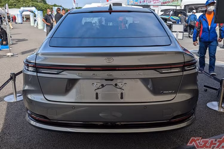 Toyota Crown Sedan 2024 được phát triển trên nền tảng kiến trúc TNGA-L của Toyota. Theo đó, xe có chiều dài 5.030 mm, rộng 1.890 mm và cao 1.470 mm, chiều dài cơ sở 3.000 mm. Số đo này của Toyota Crown Sedan 2024 “nhỉnh” hơn 102 mm so với Crown Crossover phiên bản Mỹ.