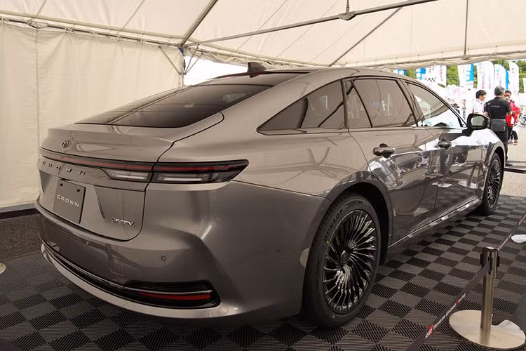 Tại thị trường Nhật Bản, mẫu sedan hạng sang cỡ lớn này được xác nhận là có 2 tùy chọn động cơ, bao gồm hệ truyền động hybrid (HEV) và hệ truyền động chạy bằng pin nhiên liệu hydro (FCEV). Thông tin cụ thể của 2 hệ truyền động này chưa được hé lộ.