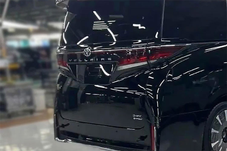 Trong khi đó, cản trước và hốc gió trung tâm của Toyota Alphard 2024 chỉ thay đổi nhẹ so với thế hệ cũ. Ở hai góc cản trước là hốc đèn sương mù mới, trang trí bằng nẹp mạ crôm hình boomerang.