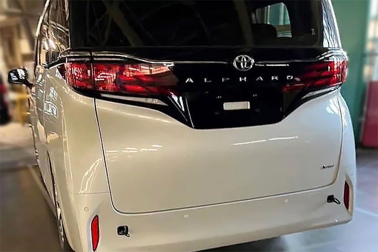 Trong đó, cụm đèn pha LED của mẫu xe MPV hạng sang cỡ lớn Toyota Alphard 2024 sẽ có thiết kế hẹp và nằm phía trên. Ngay sát bên dưới là cụm đèn LED định vị ban ngày bao gồm tổng cộng 8 dải đèn mỗi bên, được chia thành 2 tầng.
