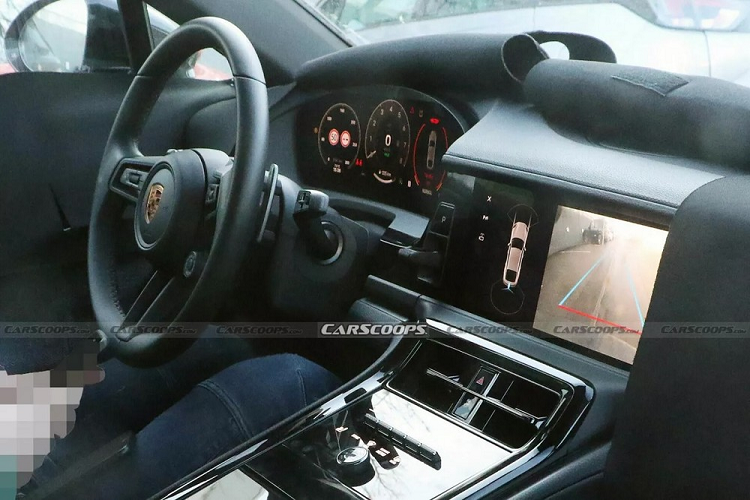 Cụ thể, nội thất bên trong khoang hành khách của Porsche Panamera 2024 được trang bị bảng đồng hồ kỹ thuật số và cần số đơn giản nằm phía sau vô lăng, tương tự người anh em Cayenne mới. Bên cạnh đó là màn hình cảm ứng trung tâm có vẻ sở hữu kích thước 12,3 inch.