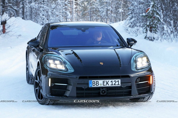 Hóa ra, thiết kế nội thất này không chỉ được dùng cho Cayenne 2024 mà còn được áp dụng cho cả Panamera mới. Những hình ảnh chụp Porsche Panamera 2024 mới trên đường thử đã cho thấy điều đó.