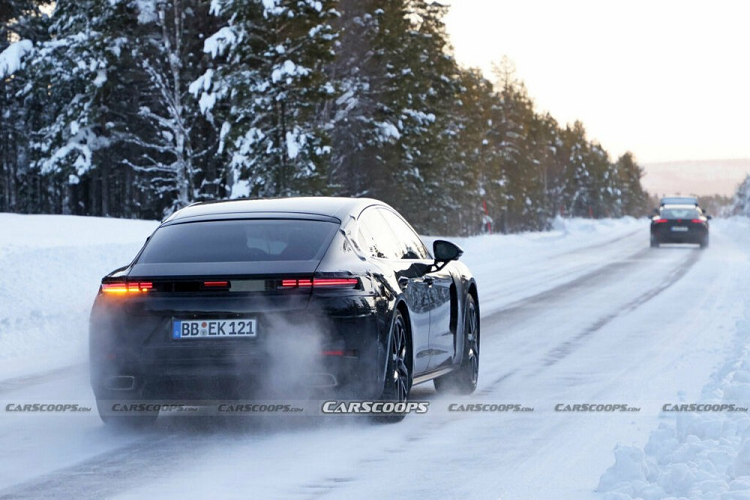 Trong khi đó, chiếc còn lại chỉ được trang bị 1 dải đèn LED nằm ngang và 1 dải đèn nằm dọc. Hệ thống xả của 2 chiếc xe trên đường chạy thử cũng khác nhau. Chiếc Porsche Panamera Turbo S 2024 được trang bị 4 đầu ống xả trong khi chiếc còn lại chỉ đi kèm 2 đầu ống xả hình bầu dục.