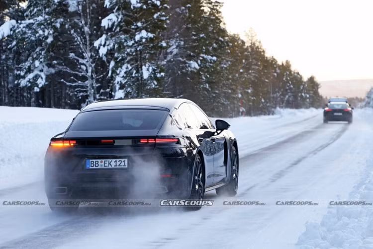 Trong khi đó, chiếc còn lại chỉ được trang bị 1 dải đèn LED nằm ngang và 1 dải đèn nằm dọc. Hệ thống xả của 2 chiếc xe trên đường chạy thử cũng khác nhau. Chiếc Porsche Panamera Turbo S 2024 được trang bị 4 đầu ống xả trong khi chiếc còn lại chỉ đi kèm 2 đầu ống xả hình bầu dục.