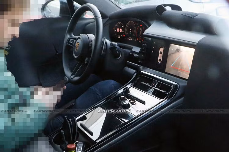 Dự kiến, xe cũng sẽ có màn hình giải trí 10,9 inch trên mặt táp-lô, dành cho hành khách ngồi trên ghế phụ lái giống với Cayenne mới. Sự tương đồng tiếp theo giữa Porsche Panamera và Cayenne 2024 nằm ở cụm điều khiển trung tâm với thiết kế tối giản. Cụm điều khiển trung tâm của xe đi kèm tấm ốp màu đen với những nút cảm ứng và phím cơ học.