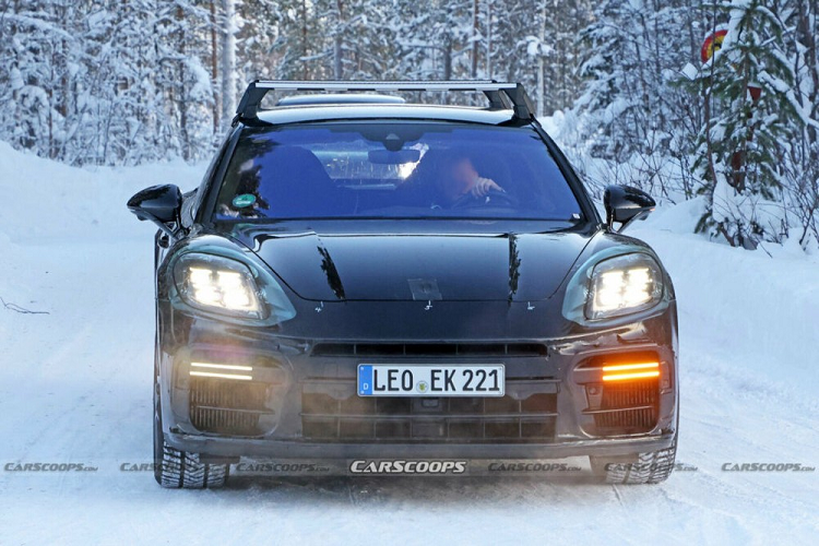 Tại triển lãm Ô tô Thượng Hải 2023 tại Trung Quốc vừa qua, hãng Porsche đã chính thức giới thiệu phiên bản nâng cấp của dòng SUV hạng sang Cayenne. Điểm nhấn của Porsche Cayenne 2024 mới chính là nội thất nhiều màn hình hơn, tạo cảm giác hiện đại và "bắt trend" nhưng lại bị nhiều cư dân mạng chê là "mất chất" vì Porsche giống xe Trung Quốc.