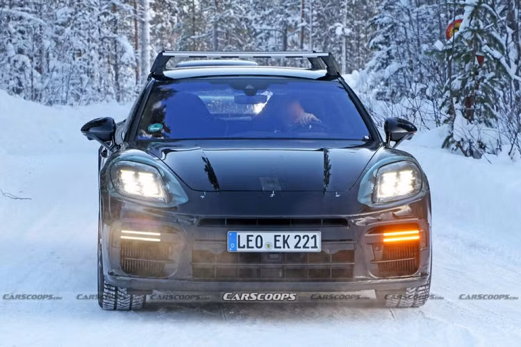 Tại triển lãm Ô tô Thượng Hải 2023 tại Trung Quốc vừa qua, hãng Porsche đã chính thức giới thiệu phiên bản nâng cấp của dòng SUV hạng sang Cayenne. Điểm nhấn của Porsche Cayenne 2024 mới chính là nội thất nhiều màn hình hơn, tạo cảm giác hiện đại và "bắt trend" nhưng lại bị nhiều cư dân mạng chê là "mất chất" vì Porsche giống xe Trung Quốc.