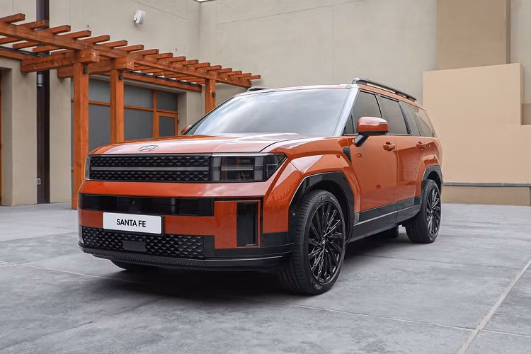 Vào hôm 10/8/2023 vừa qua, hãng Hyundai đã chính thức giới thiệu SantaFe thế hệ mới ở thị trường Hàn Quốc. Đến hôm nay, ngày 16/8, Hyundai SantaFe 2024 bán ra ở xứ sở kim chi với 3 phiên bản gồm; Exclusive, Prestige và Calligraphy.