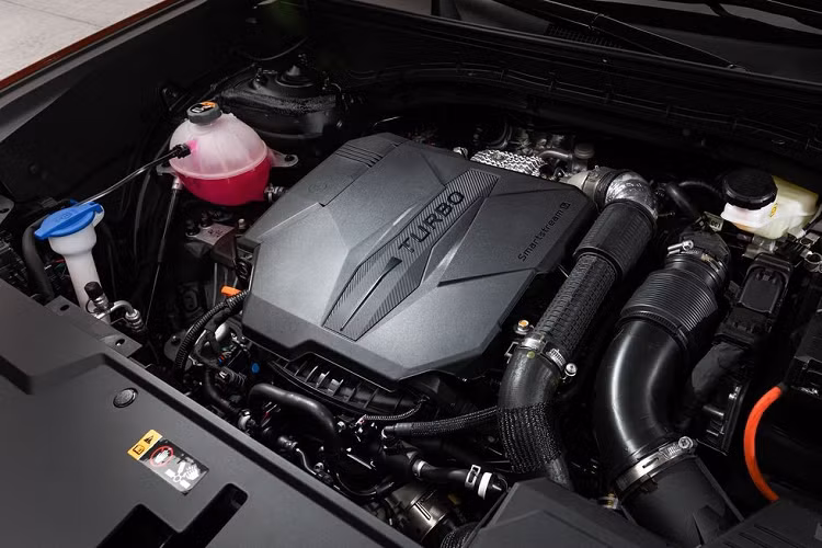 Thứ hai là hệ truyền động hybrid với máy xăng tăng áp, dung tích 1.6L, cho công suất tổng cộng 235 mã lực. Khi mua Hyundai Santa Fe 2024, khách hàng Hàn Quốc có thể chọn 1 trong 9 màu sắc ngoại thất, trong đó có cả xanh lá Ocado Green Pearl và cam đậm Terracotta Orange.