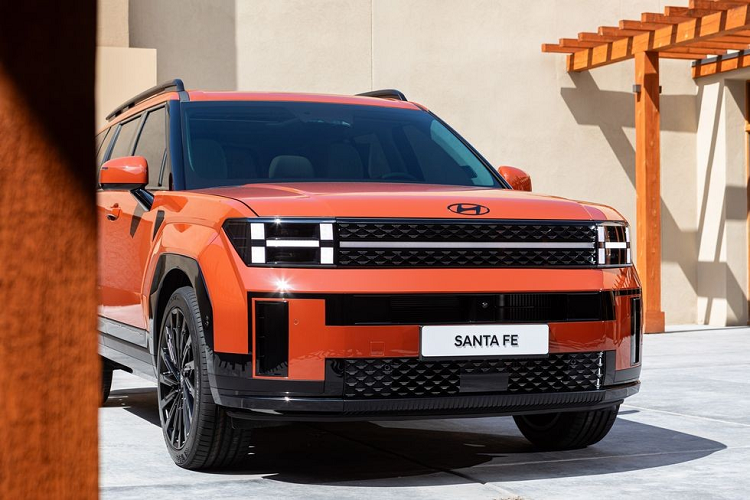 Không chỉ tăng kích thước, mẫu xe này còn được áp dụng phong cách thiết kế hoàn toàn mới, theo hướng vuông vức và đồ sộ hơn. Mục đích của phong cách thiết kế này là nhằm tối ưu hóa không gian nội thất và khoang hành lý bên trong xe. Bên ngoài, Hyundai Santa Fe 2024 được trang bị nhiều chi tiết tạo hình chữ "H" như đèn LED định vị ban ngày kiêm đèn báo rẽ, cản trước và đèn hậu.