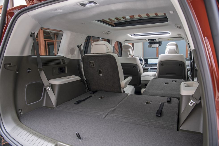 Không chỉ rộng rãi, nội thất của Hyundai SantaFe 2024 còn được thiết kế như không gian sống cho những ai ưa thích các hoạt động ngoài trời. Nội thất của xe đi kèm 3 hàng ghế với hàng ghế cuối được khẳng định là đủ chỗ cho hành khách cao 1,8 m. Ngoài ra, hàng ghế cuối còn có đủ giá để ly, cổng sạc điện, cổng USB và cửa gió điều hòa. 