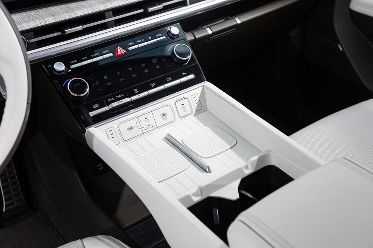 Xe cũng sở hữu màn hình cảm ứng 6,6 inch để chỉnh điều hòa, cổng USB Type C 27W, 2 sạc điện thoại không dây, gương chiếu hậu kỹ thuật số, đèn viền nội thất nhiều màu, camera hành trình, hệ thống quét vân tay, khóa kỹ thuật số, cập nhật phần mềm qua WiFi, hệ thống âm thanh Bose và hộc đựng găng khử trùng UV-C cho điện thoại/ví tiền nằm trên mặt táp-lô.