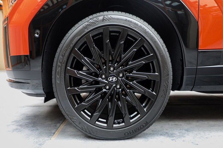 So với đầu xe và sườn xe, khu vực phía sau của mẫu SUV hạng trung này có thiết kế đơn giản hơn. Tại đây, xe được trang bị cửa cốp bằng phẳng với thiết kế thẳng đứng, tích hợp tem chữ nổi "Santa Fe" cỡ lớn và đèn hậu nằm khá thấp, kéo dài sang hai bên sườn xe. Cửa cốp chỉnh điện là trang bị tiêu chuẩn của mẫu xe này. Phía sau cửa cốp là khoang hành lý có thể tích lên đến 725 lít, tăng 91 lít so với thế hệ cũ.