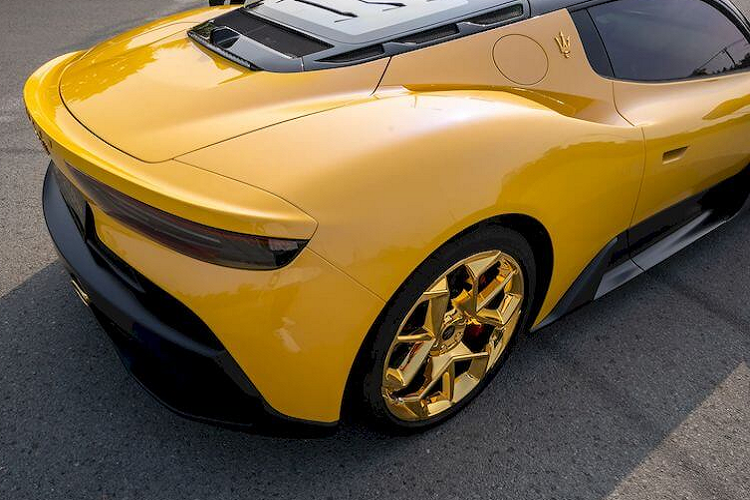 Ở khoang nội thất, phần logo chiếc đinh ba trên vô lăng đã được thay thế bằng logo CASIKEN (một biểu tượng Hoa lan Phi Điệp với số 70 chính giữa). Bên cạnh đó, xe có ghế ngồi thể thao bọc da, khung ghế làm bằng sợi carbon, đi kèm các tiện nghi như màn hình cảm ứng 10 inch, bảng điều khiển kéo dài với điểm nhấn một phần được ốp carbon nhám.