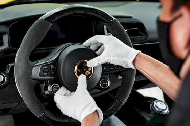 Theo EAC chia sẻ, bộ mâm ban đầu đã được tẩy sơn, xử lý nền đạt tiêu chuẩn cao, đánh bóng rồi mạ vàng 18K và 24K. Đội ngũ kỹ thuật chuyên trách của hãng độ đã phải mất đến 320 giờ để hoàn thành 4 chiếc mâm này.