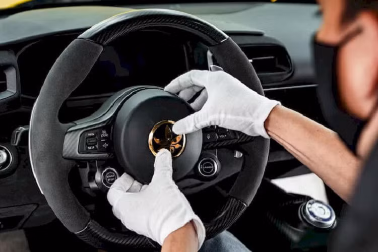 Theo EAC chia sẻ, bộ mâm ban đầu đã được tẩy sơn, xử lý nền đạt tiêu chuẩn cao, đánh bóng rồi mạ vàng 18K và 24K. Đội ngũ kỹ thuật chuyên trách của hãng độ đã phải mất đến 320 giờ để hoàn thành 4 chiếc mâm này.