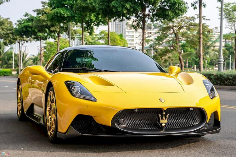 "Trái tim" của Maserati MC20 là khối động cơ tăng áp kép V6 3.0L sản sinh công suất 621 mã lực và mô-men xoắn cực đại 730 Nm, kết hợp với hộp số ly hợp kép tám cấp cùng hệ dẫn động cầu sau và bộ vi sai chống trượt. Thiết lập này giúp MC20 có thể tăng tốc từ 0 - 100 km/h chỉ trong 2,9 giây trước khi cán tốc độ tối đa 325 km/h.