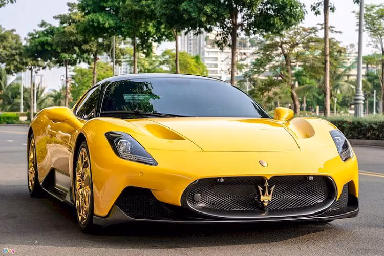 "Trái tim" của Maserati MC20 là khối động cơ tăng áp kép V6 3.0L sản sinh công suất 621 mã lực và mô-men xoắn cực đại 730 Nm, kết hợp với hộp số ly hợp kép tám cấp cùng hệ dẫn động cầu sau và bộ vi sai chống trượt. Thiết lập này giúp MC20 có thể tăng tốc từ 0 - 100 km/h chỉ trong 2,9 giây trước khi cán tốc độ tối đa 325 km/h.