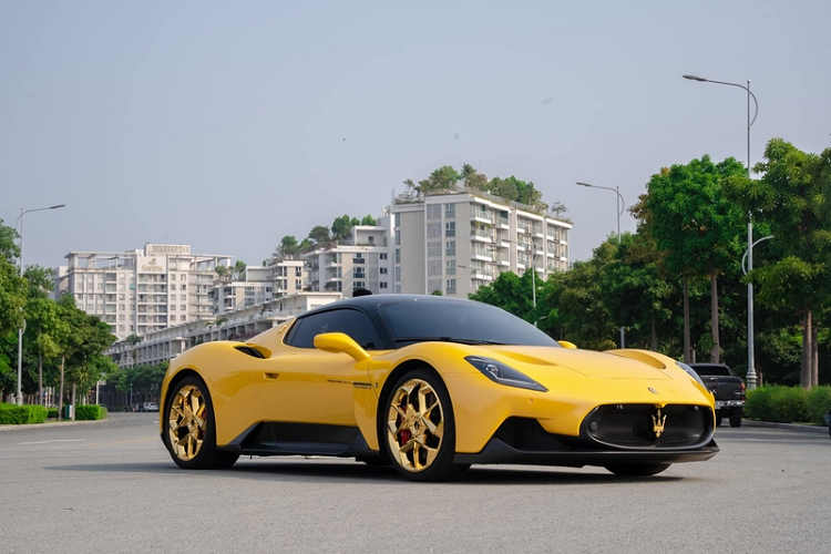 Chiếc Maserati MC20 đầu tiên tại Việt Nam về nước hồi cuối năm 2021 thông qua một cửa hàng nhập khẩu xe tư nhân. Ở thời điểm mua mới, giá trị của xe ước tính lên đến hơn 20 tỷ đồng.