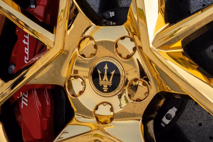 Chiếc Maserati MC20 mạ vàng Giallo Genio đặc trưng đi kèm những chi tiết màu đen nhám tạo điểm nhấn như lưới tản nhiệt, cản trước, cản sau, nẹp sườn, hốc gió, mui xe...