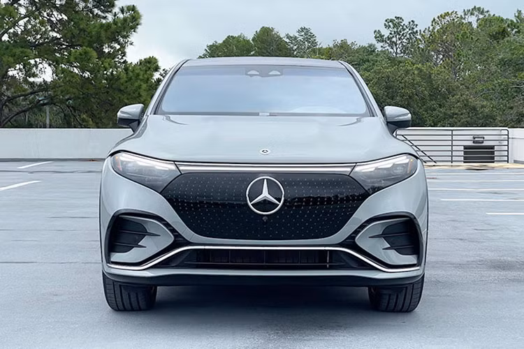 Mercedes-Benz EQS SUV tại Việt Nam sẽ được nhập khẩu nguyên chiếc từ Đức với số lượng giới hạn. Hiện khách hàng Việt đã có thể đặt cọc cho mẫu xe này. Trong khi đó, thời gian giao xe vẫn chưa được công bố.
