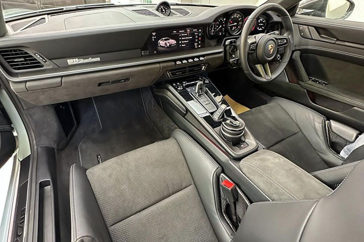 Điểm mạnh của Porsche 911 Dakar 2023 chính là việc khoảng sáng gầm cao hơn 50 mm và có thể tăng thêm 30 mm nữa ở chế độ High Level. Đây là chế độ phục vụ việc chạy off-road, được kích hoạt thông qua núm xoay trên vô lăng, điều này giúp Porsche 911 Dakar 2023 có thể bay qua các gờ giảm tốc cao, ổ gà mà không lo bị cạ gầm.