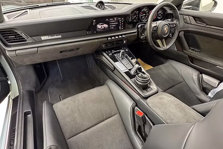 Điểm mạnh của Porsche 911 Dakar 2023 chính là việc khoảng sáng gầm cao hơn 50 mm và có thể tăng thêm 30 mm nữa ở chế độ High Level. Đây là chế độ phục vụ việc chạy off-road, được kích hoạt thông qua núm xoay trên vô lăng, điều này giúp Porsche 911 Dakar 2023 có thể bay qua các gờ giảm tốc cao, ổ gà mà không lo bị cạ gầm.