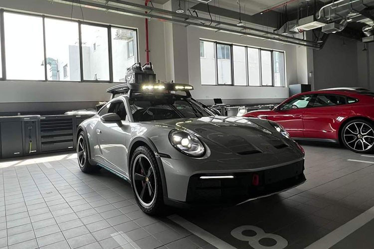 Mức giá xe Porsche 911 Dakar tại Việt Nam lên tới 15,29 tỉ đồng. Trong khi đó tại thị trường quê nhà Đức, xe này có giá niêm yết 222.020 euro (tương đương 5,579 tỉ đồng). Mẫu xe đặc biệt này được phát triển từ phiên bản Porsche 911 GTS thông thường có giá 9,16 tỉ đồng tại Việt Nam.
